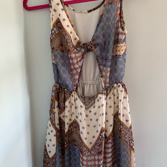 divided women’s size 6 patterned dress - Picture 4 of 4